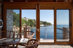 Villa clásica, vista al mar | Sala de estar | Smart TV