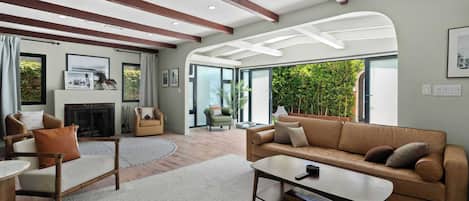 Televisie en een open haard