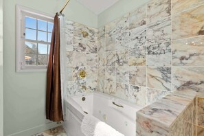 Ducha, secador de pelo y toallas