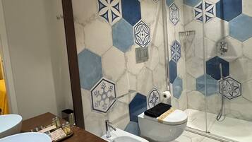 Suite Deluxe, balcone, vista città | Bagno | Accappatoio, pantofole