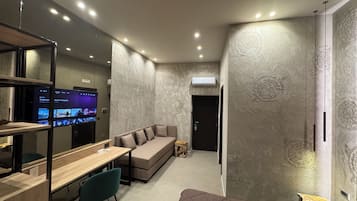 豪華三人房, 陽台, 城市景觀 | 迷你吧、客房內保險箱、遮光布/窗簾、隔音