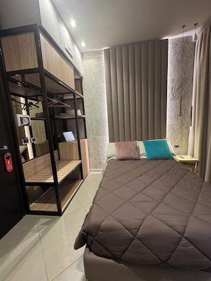 Deluxe Single Room | Minibar, in-room safe, blackout drapes, soundproofing