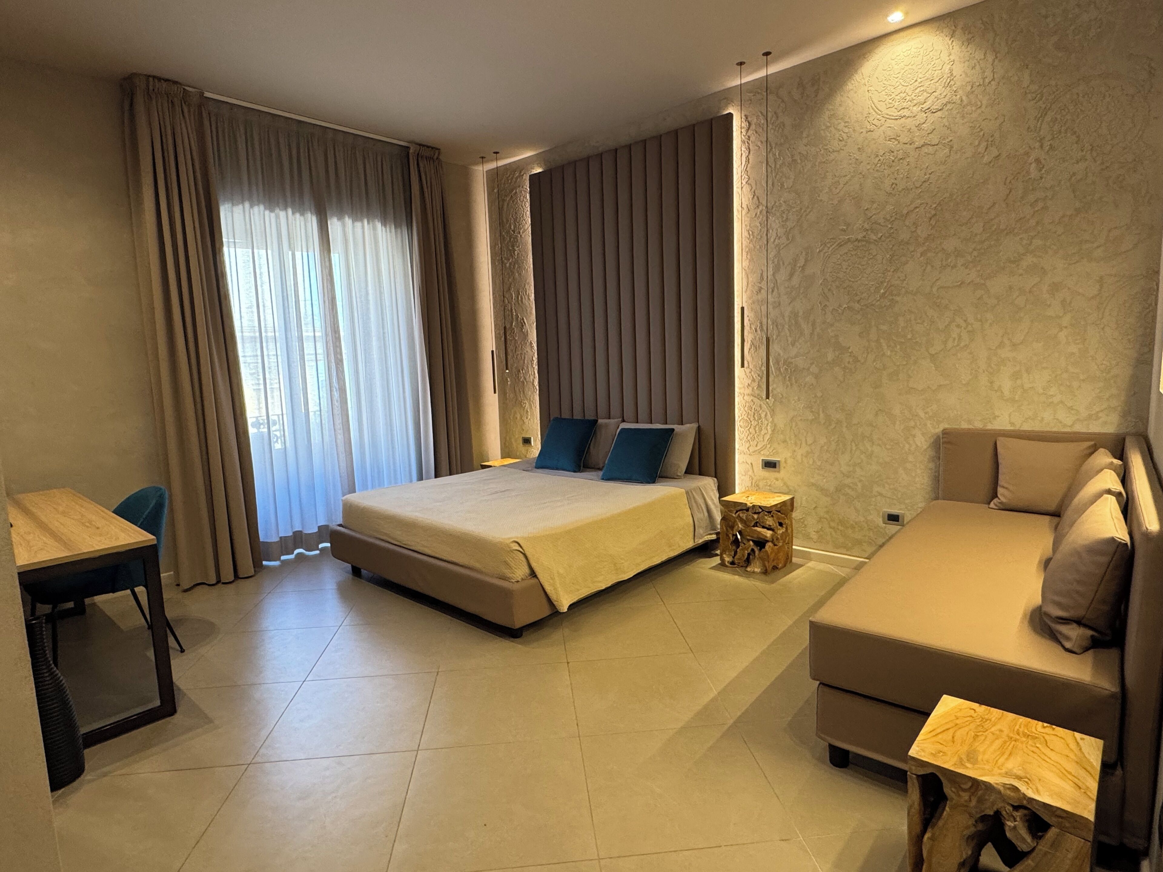 Chambre Triple Deluxe, 1 très grand lit et 1 canapé-lit, balcon, vue ville