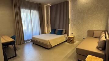 Kamar Triple Deluks, 1 Tempat Tidur King dengan tempat tidur Sofa, balkon, pemandangan kota | Minibar, brankas, tirai kedap cahaya, dan kedap suara