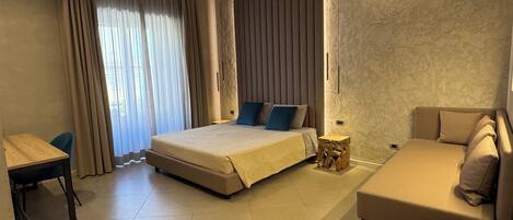 Deluxe-Dreibettzimmer, 1 King-Bett und Schlafsofa, Balkon, Stadtblick | Minibar, Zimmersafe, Verdunkelungsvorhänge, schallisolierte Zimmer