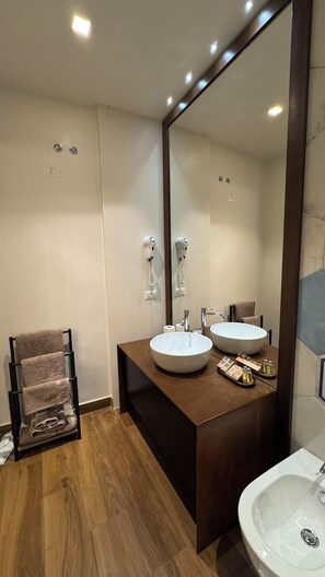Suite Deluxe, balcon, vue ville | Salle de bain | Chaussons
