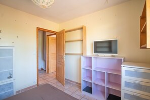 3 bedrooms, WiFi, bed sheets