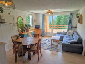 Living area - Large apartment, 50m2, 2 bedrooms. (Arâches-la-Frasse)