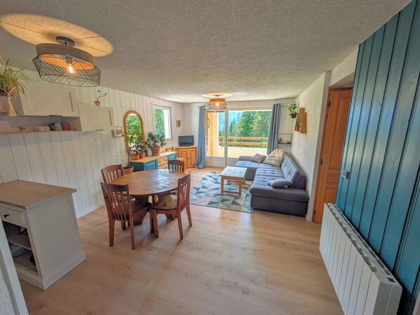 Living area - Large apartment, 50m2, 2 bedrooms. (Arâches-la-Frasse)