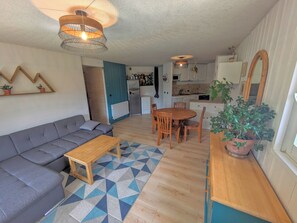 Living area - Large apartment, 50m2, 2 bedrooms. (Arâches-la-Frasse)