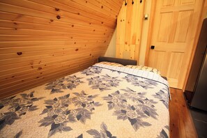 1 bedroom, free WiFi, bed sheets - aframe in the woods. (Emsdale)