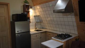 Refrigerador, microondas, parrilla de estufa y cafetera y tetera