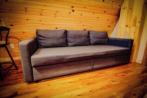 TV, caminetto, libri