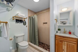 Douche, sèche-cheveux, serviettes fournies, savon