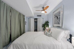 1 bedroom, iron/ironing board, free WiFi, bed sheets - Cozy Beach Getaway with Bikes included! (Madeira Beach)