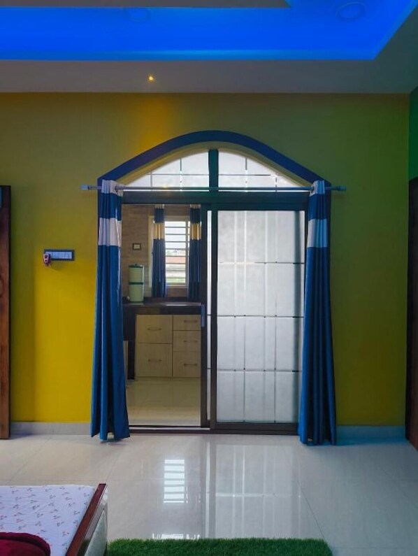 1 habitación, tabla de planchar con plancha, wifi gratis y ropa de cama 