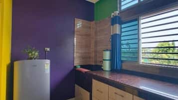 Fridge, stovetop, electric kettle, cookware/dishes/utensils