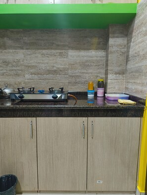 Fridge, stovetop, electric kettle, cookware/dishes/utensils - Aashray Independent Homestays Dibrugarh (Dibrugarh)