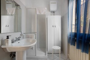 Shower, hair dryer, towels - Apartment 'Felda' with Private Garden, Wi-Fi and Air Conditioning (La Spazia)