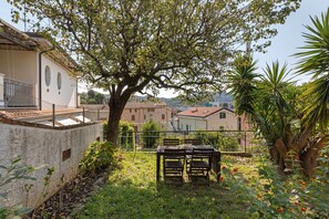 Outdoor dining - Apartment 'Felda' with Private Garden, Wi-Fi and Air Conditioning (La Spazia)