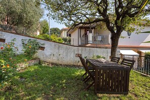 Outdoor dining - Apartment 'Felda' with Private Garden, Wi-Fi and Air Conditioning (La Spazia)