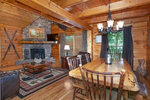 Interior - Tucked Inn: Hot Tub, Grill, Fireplace & MORE! (Sevierville)