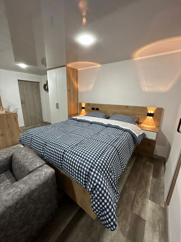 1 bedroom, iron/ironing board, internet, bed sheets