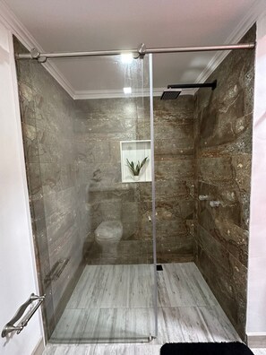 Handtücher, Seife, Toilettenpapier