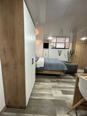 1 bedroom, iron/ironing board, internet, bed sheets