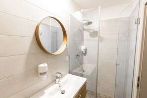 Standard Studio, City View | Bathroom - Hiša OPERA (Maribor)