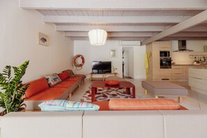 Smart-TV, Kamin, Bücher