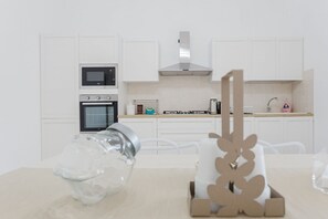 Refrigerador, microondas, horno y lavavajillas 