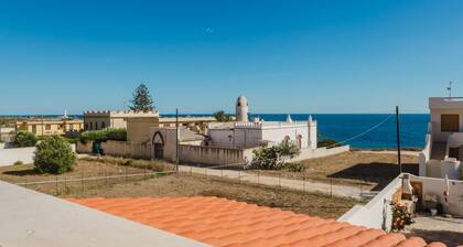 Seafront Villa (Acquazzurra Sea Home)