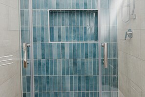 Shower, hair dryer, bidet, towels - Seafront Villa (Acquazzurra Sea Home) (Campobello di Mazara)