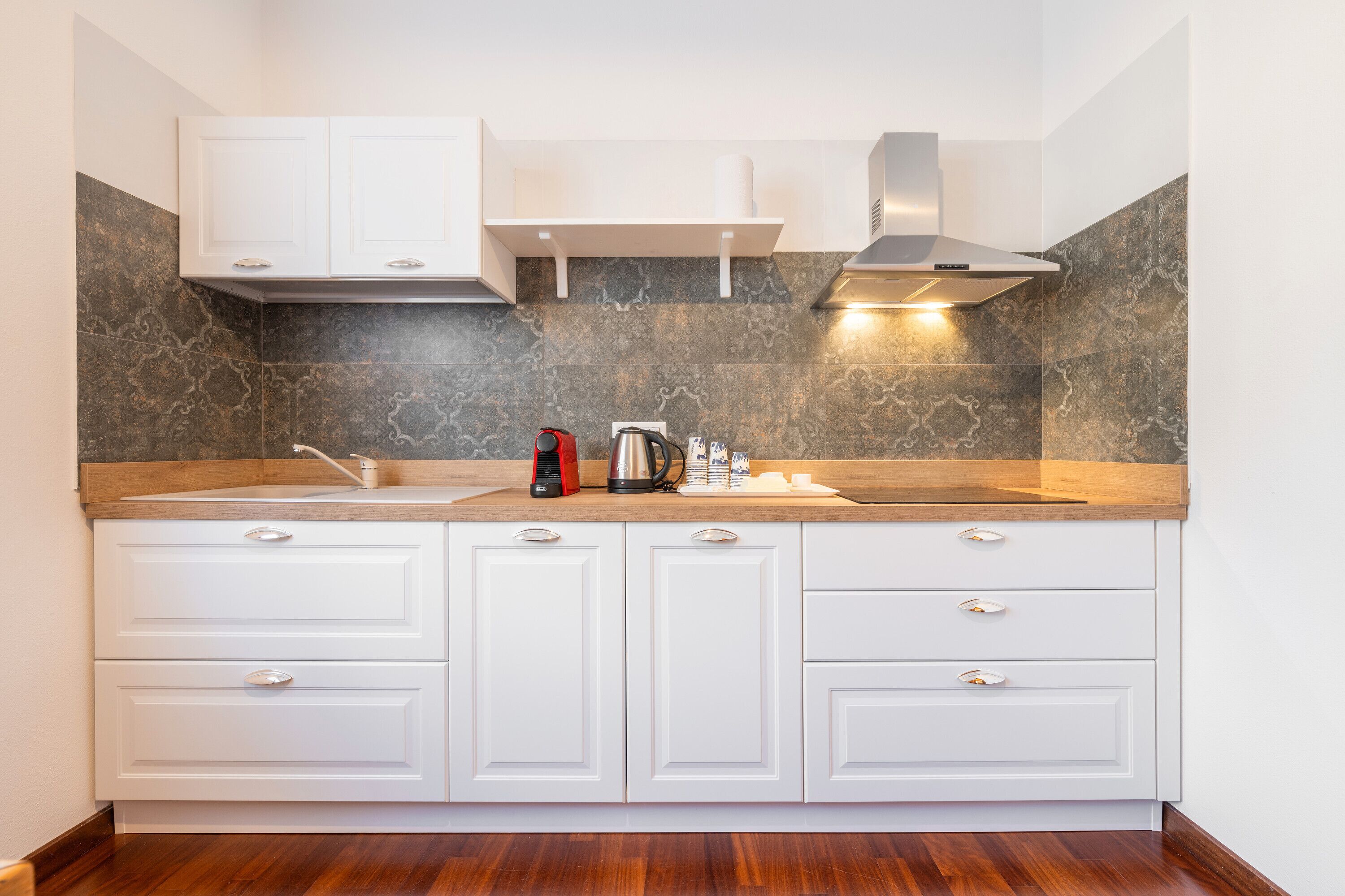 Réfrigérateur, plaque de cuisson, cafetière/bouilloire