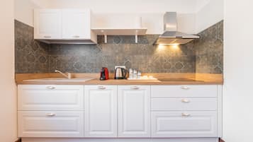 Frigorifero, piano cottura, macchina per tè/caffè, bollitore elettrico