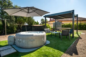 Outdoor dining - Deluxe Double Room in Villa Pilato (Poggio dei Pini)