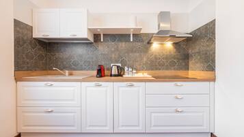 Frigorifero, piano cottura, macchina per tè/caffè, bollitore elettrico