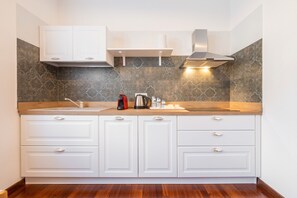 Fridge, stovetop, coffee/tea maker, electric kettle