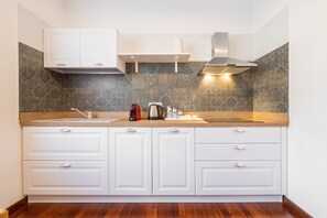 Fridge, stovetop, coffee/tea maker, electric kettle
