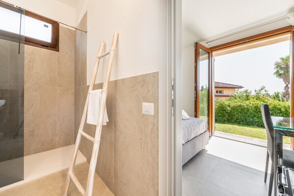 Interior - Budget Double Room in Villa Pilato (Poggio dei Pini)