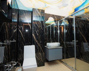 Free toiletries, hair dryer, slippers, bidet - Corniche White City Hotel (Baku)