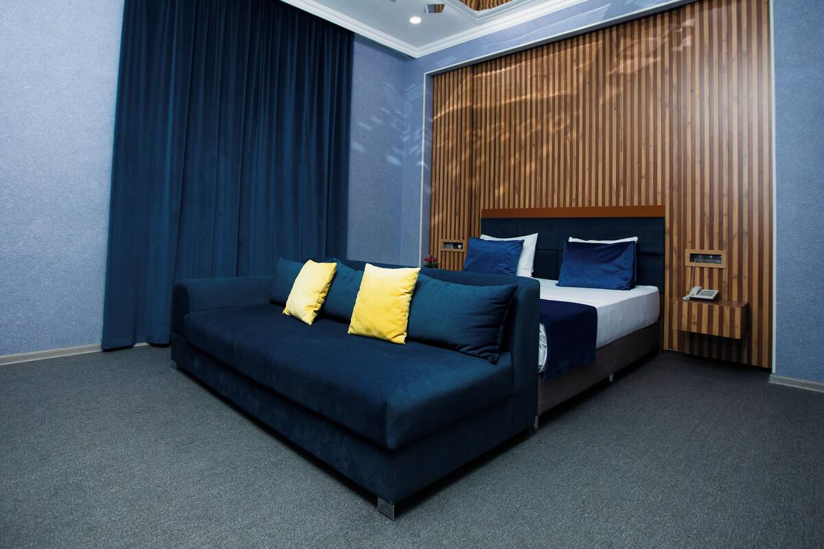 Minibar, skrivebord, strykejern/-brett og wi-fi