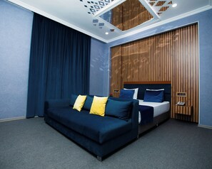 Frigobar, escrivaninha, ferros/tábuas de passar roupa, Wi-Fi