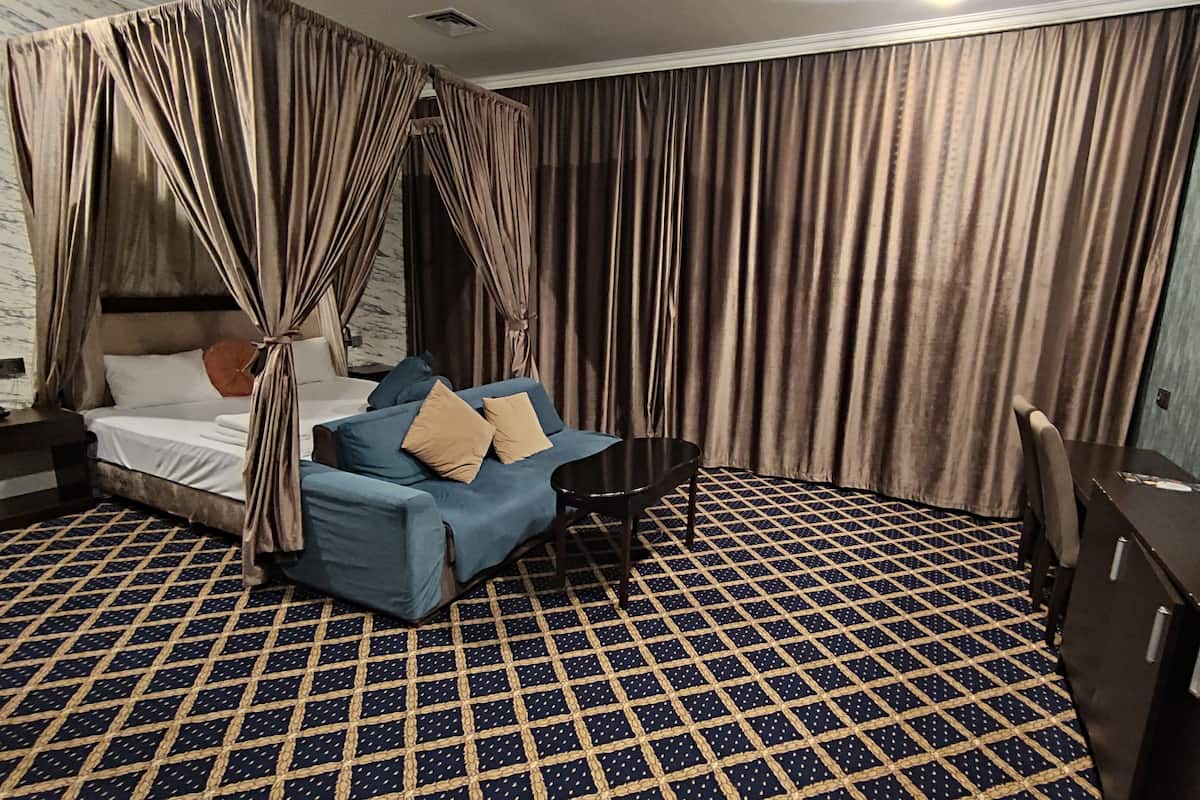 Suite monolocale Royal | Minibar, una scrivania, ferro/asse da stiro, Wi-Fi