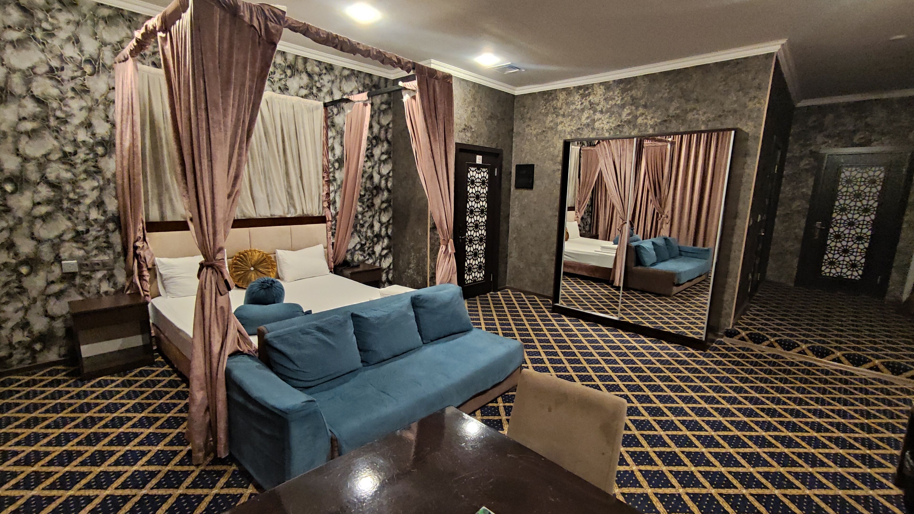 Royal Studio Suite | Minibar, desk, iron/ironing board, WiFi