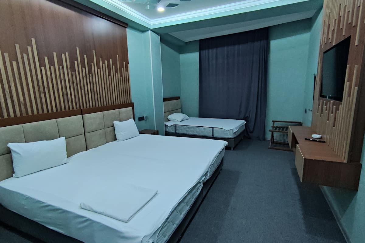 Quarto triplo conforto, vista para a cidade | Escrivaninha, ferros/tábuas de passar roupa, Wi-Fi