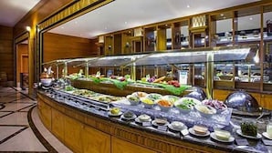 Een buffet met diverse gerechten en een glazen vitrine.