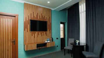 Minibar, desk, iron/ironing board, WiFi