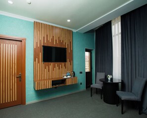 Quarto triplo conforto, vista para a cidade | Frigobar, escrivaninha, ferros/tábuas de passar roupa, Wi-Fi